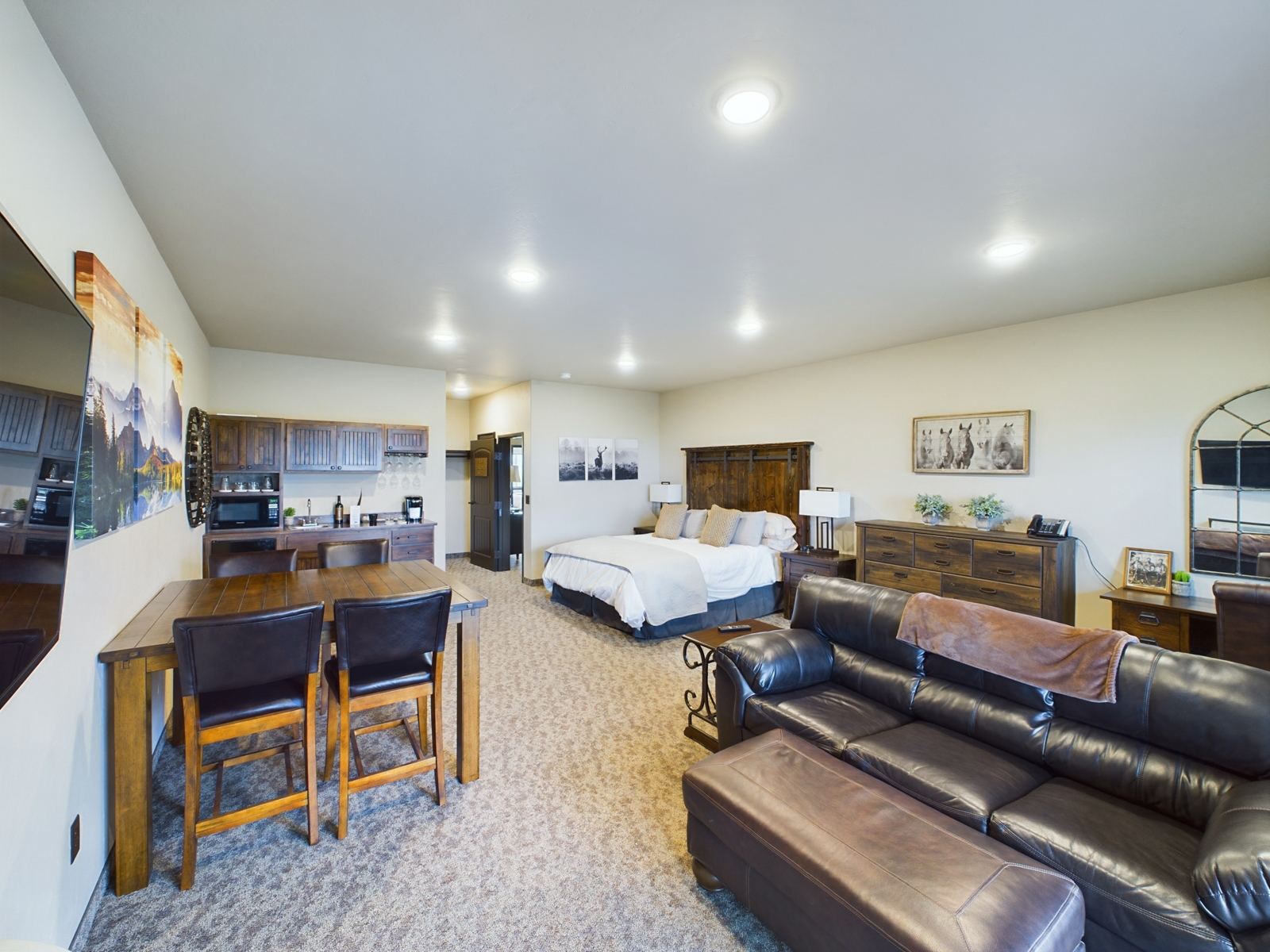 Norway_Canyon_hunting_retreat_master_bedroom