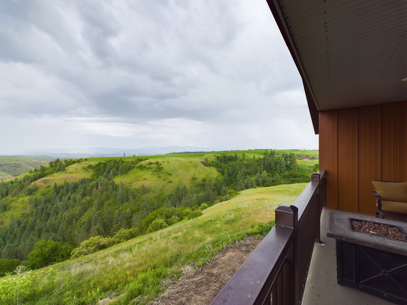 Norway_Canyon_hunting_retreat_outdoor_porch_view