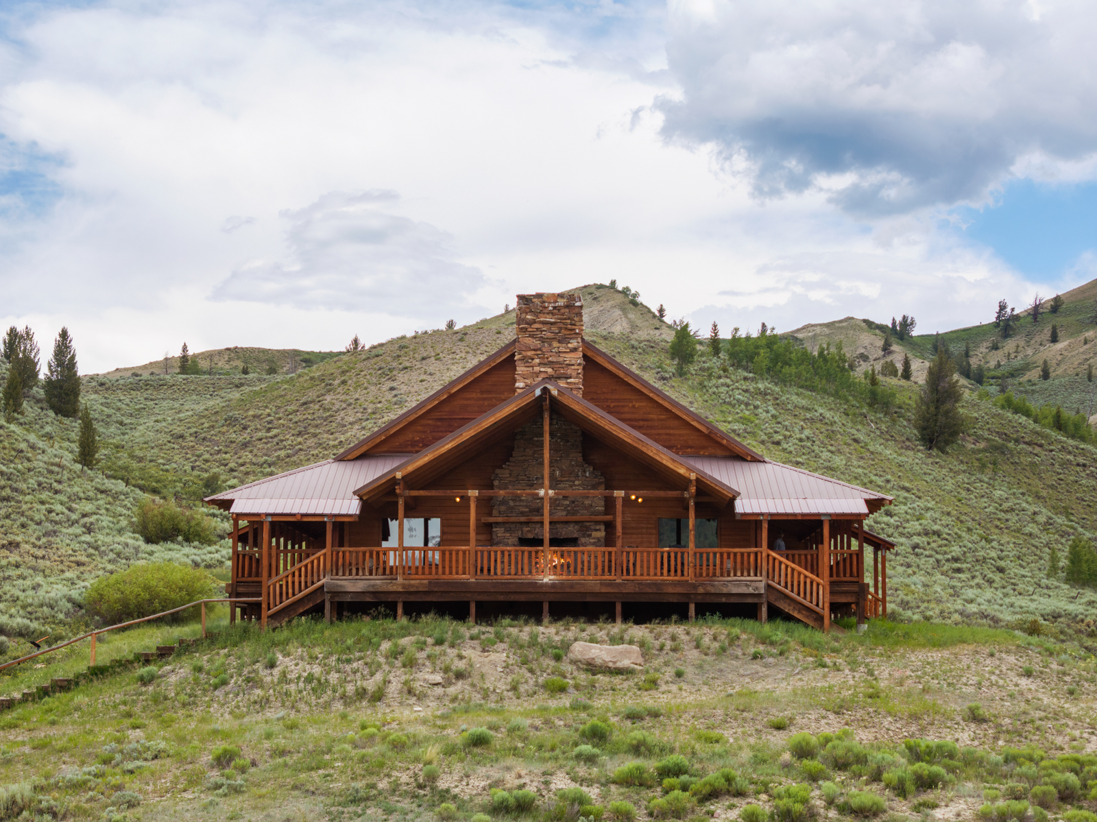 lodge on wyoming fly fishing ranch