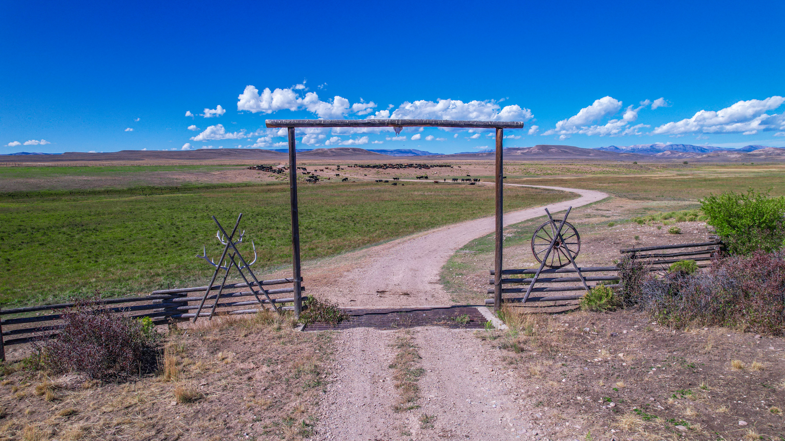 entrance to cattle ranch in wyoming