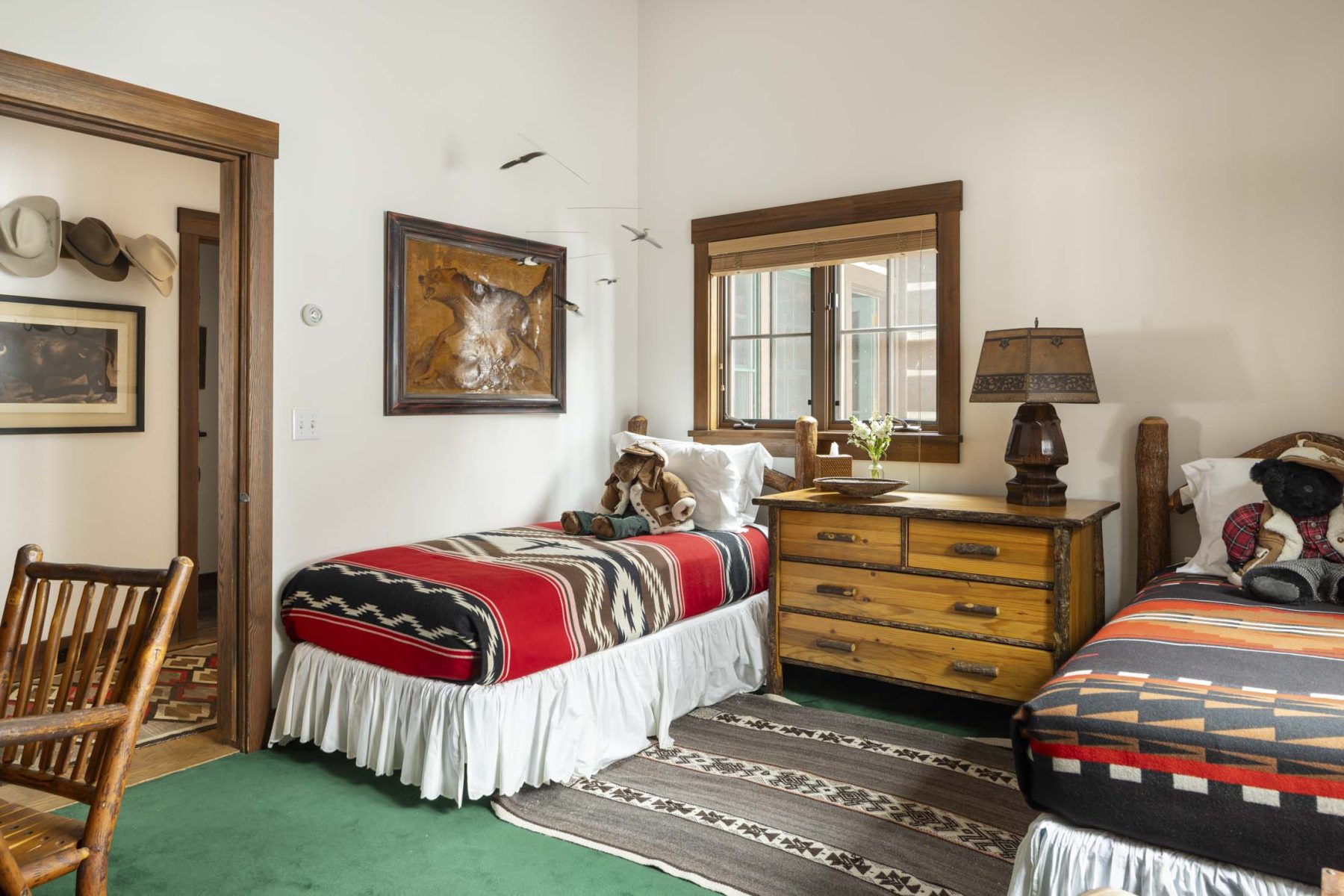 bedroom with twin beds